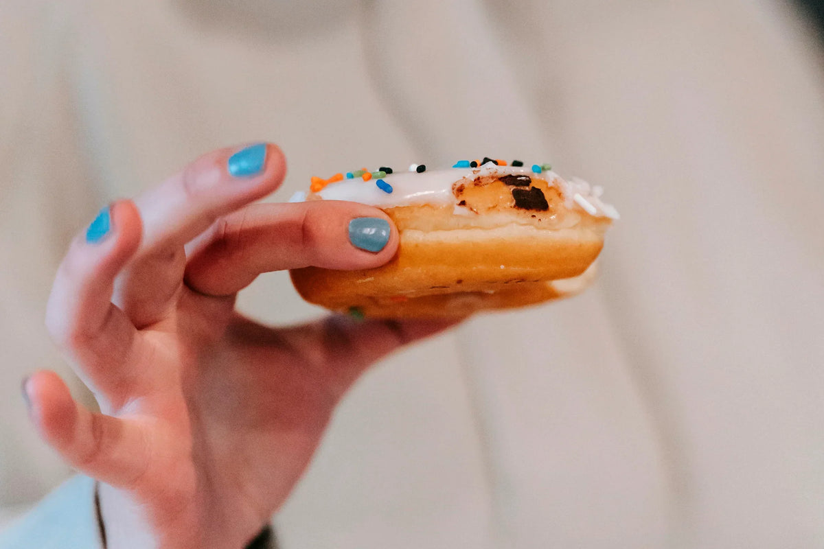 Emotional eating y cortisol: por qué comes sin hambre cuando estás estresada